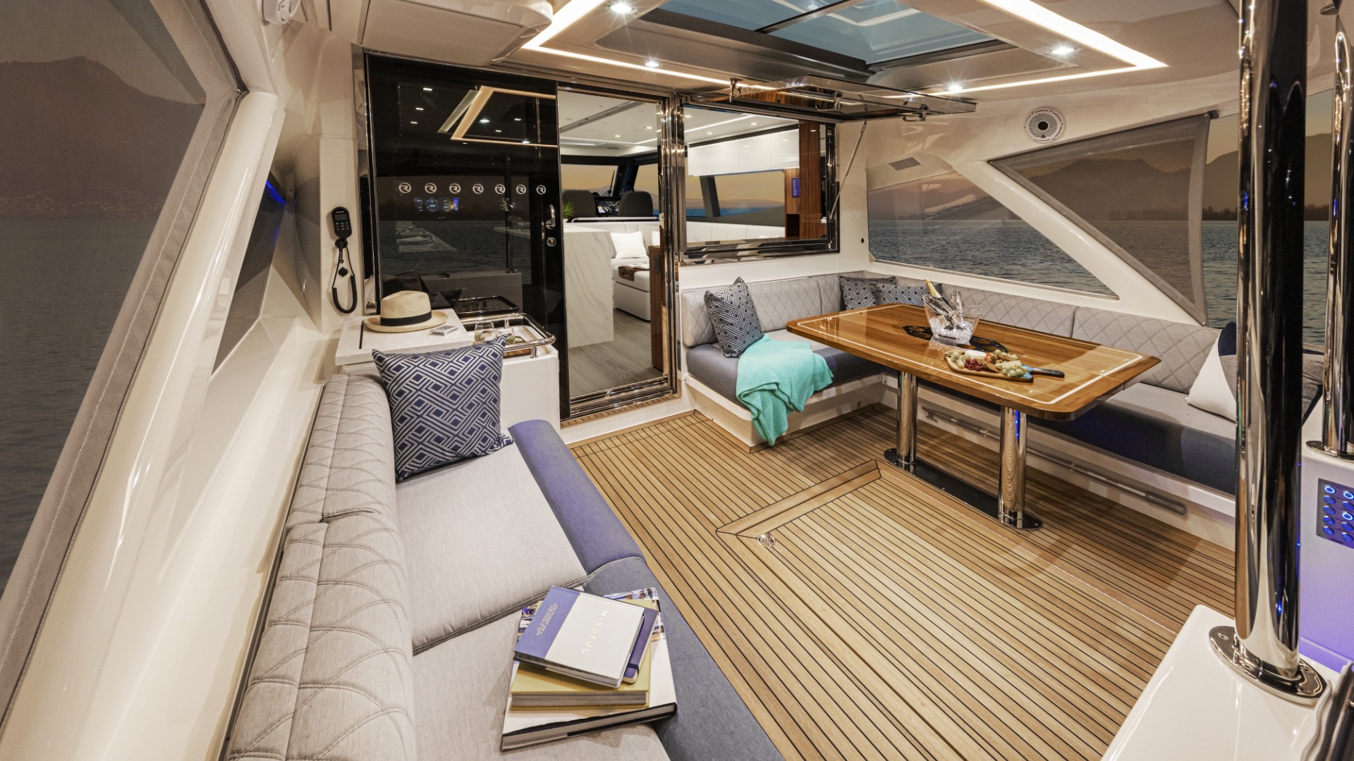Riviera 645 SUV Series II alfresco deck