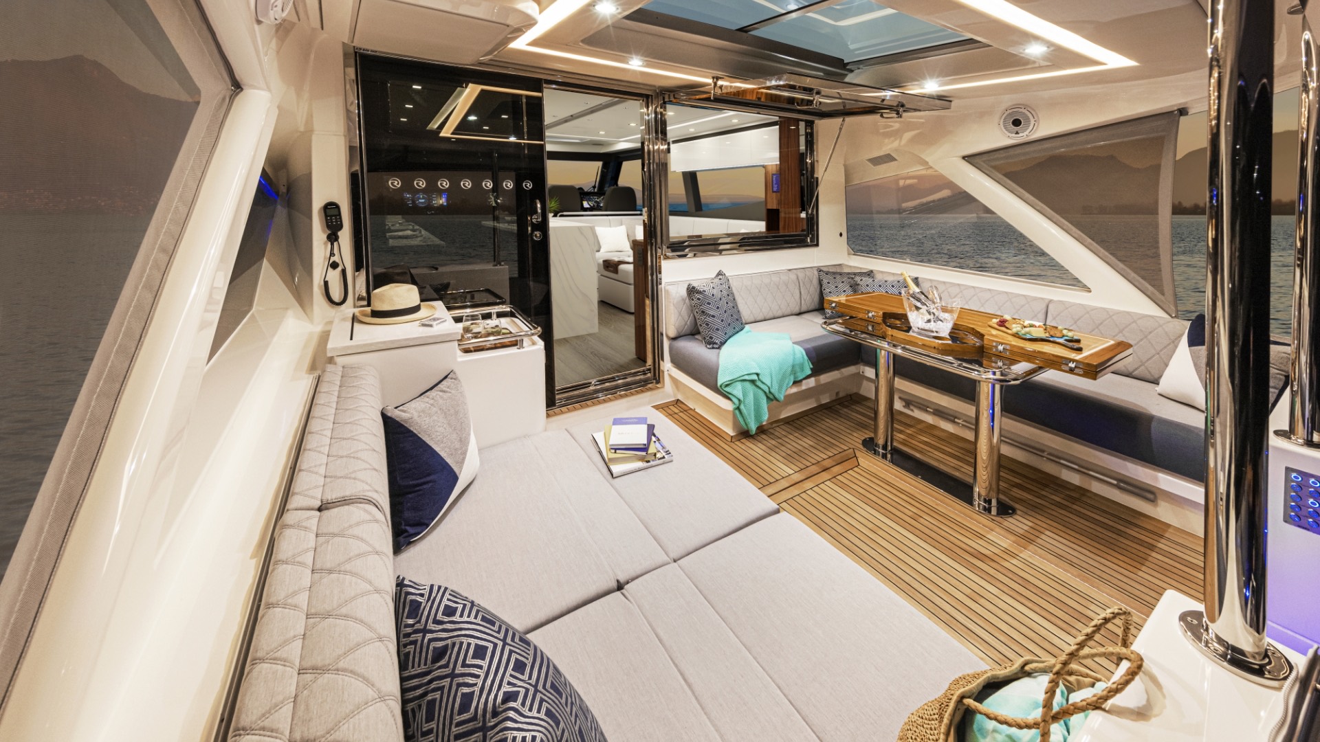Riviera 645 SUV Series II alfresco dining