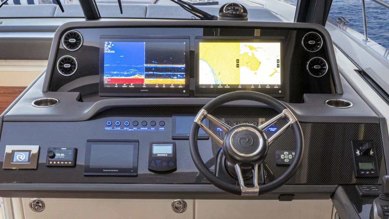 Riviera 4300 Sports Express Volvo Penta glass cockpit