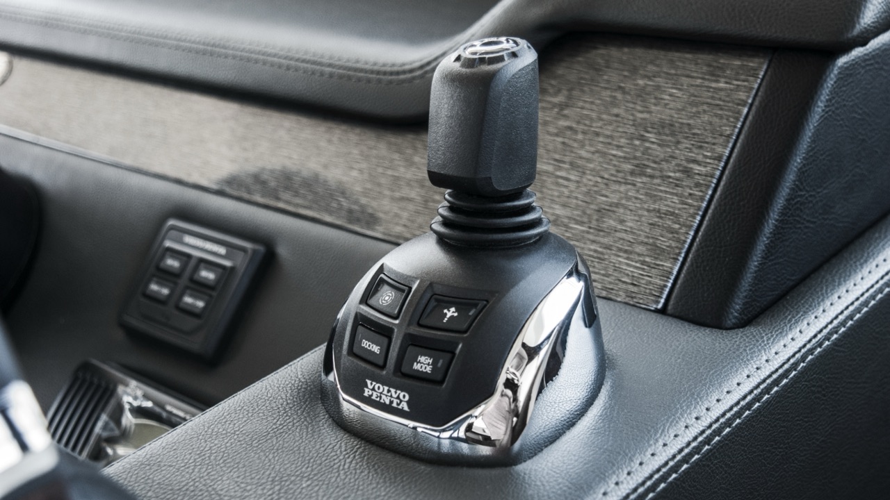 Riviera 4300 Sports Express joystick control